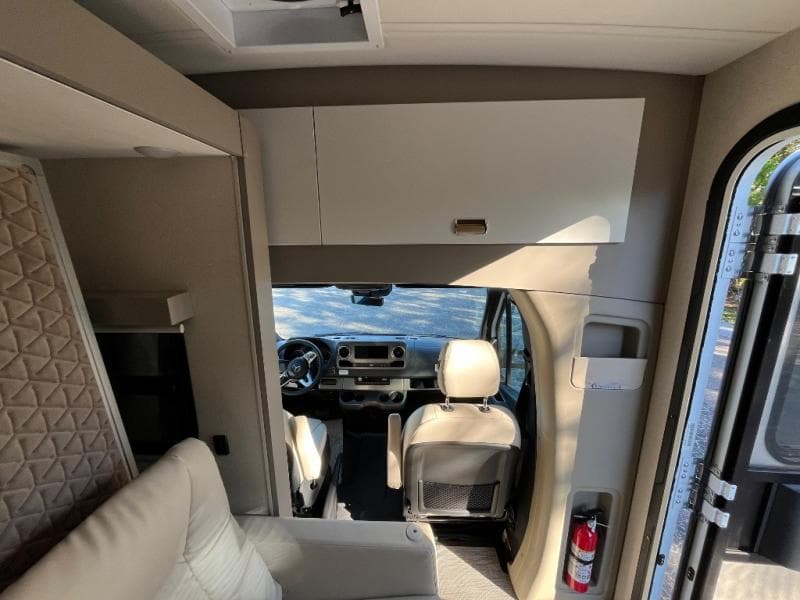 2025 Winnebago 2025 Winnebago Navion - thumbnail 10