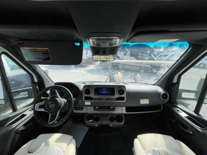 2025 Winnebago 2025 Winnebago View - thumbnail 10