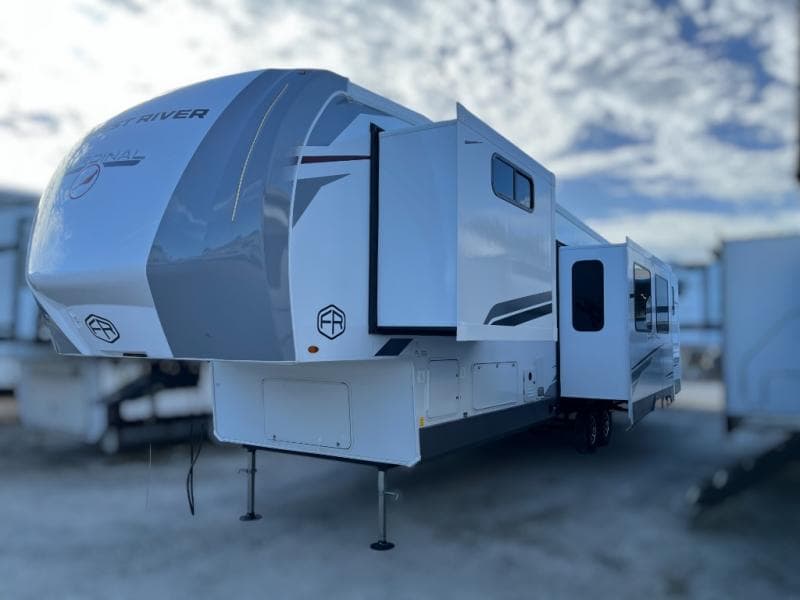 2025 Forest River 2025 Forest River Cardinal - thumbnail 4