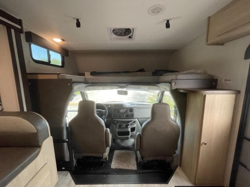 2025 Coachmen 2025 Coachmen Leprechaun - thumbnail 11