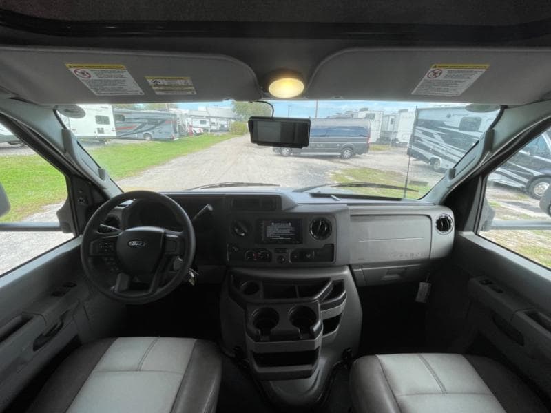 2025 Coachmen 2025 Coachmen Leprechaun - thumbnail 12