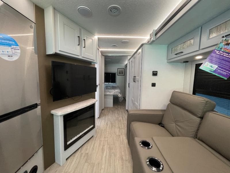 2025 Coachmen 2025 Coachmen Mirada - thumbnail 13