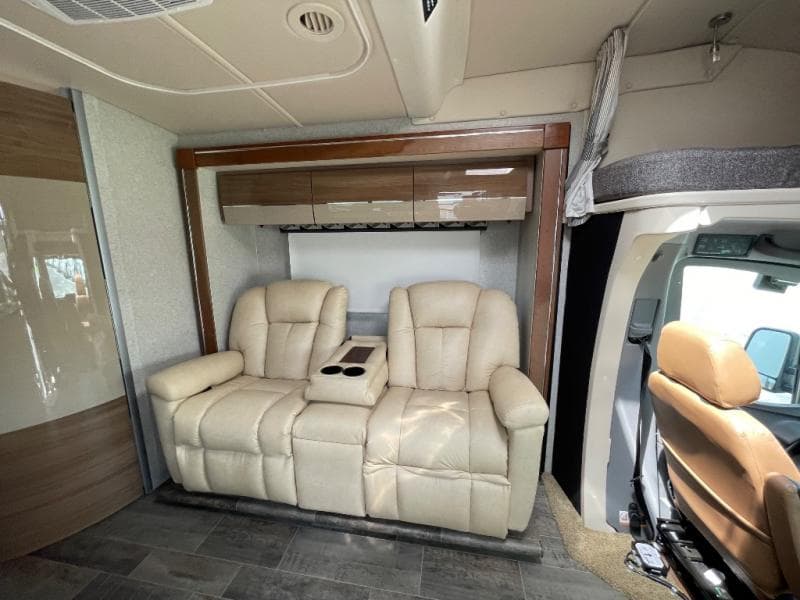 2019 Winnebago 2019 Winnebago Navion - thumbnail 11
