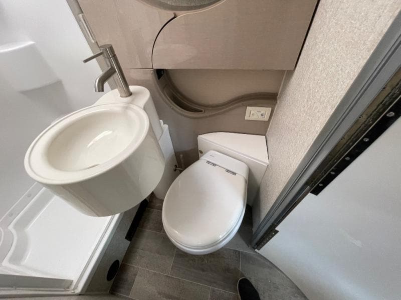 2019 Winnebago 2019 Winnebago Navion - thumbnail 23