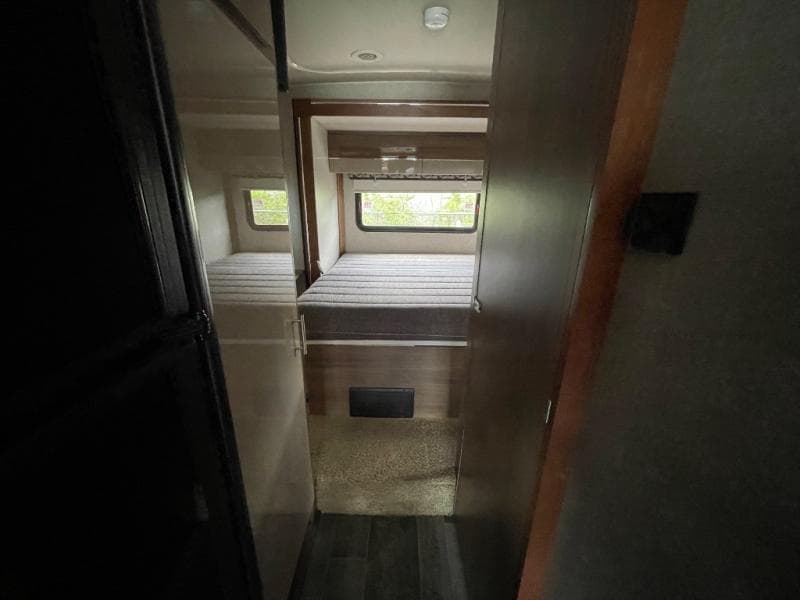 2019 Winnebago 2019 Winnebago Navion - thumbnail 29