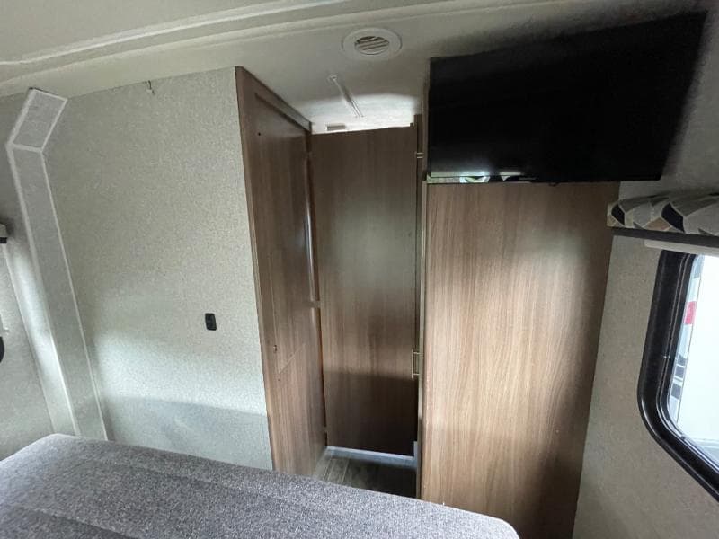 2019 Winnebago 2019 Winnebago Navion - thumbnail 36