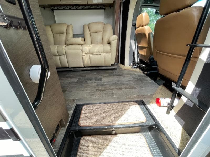 2019 Winnebago 2019 Winnebago Navion - thumbnail 10