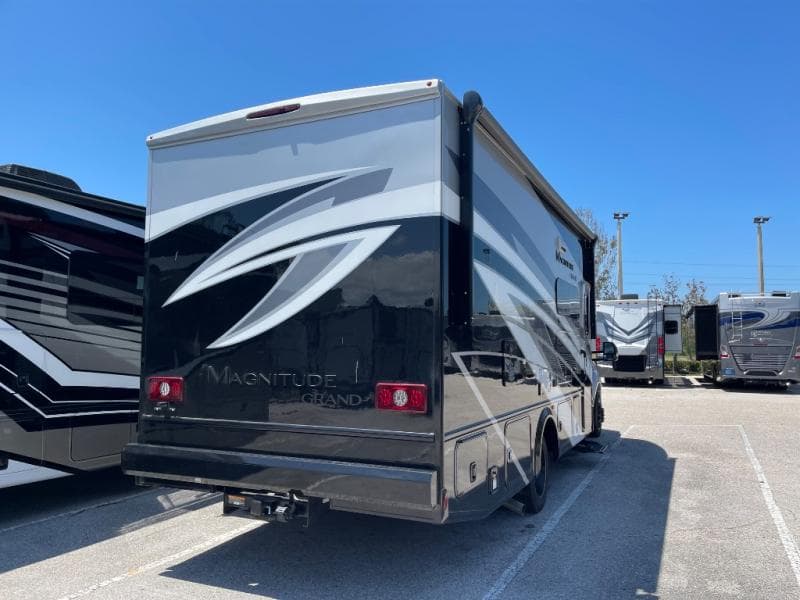 2025 Thor Motor Coach 2025 Thor Motor Coach Magnitude - thumbnail 8