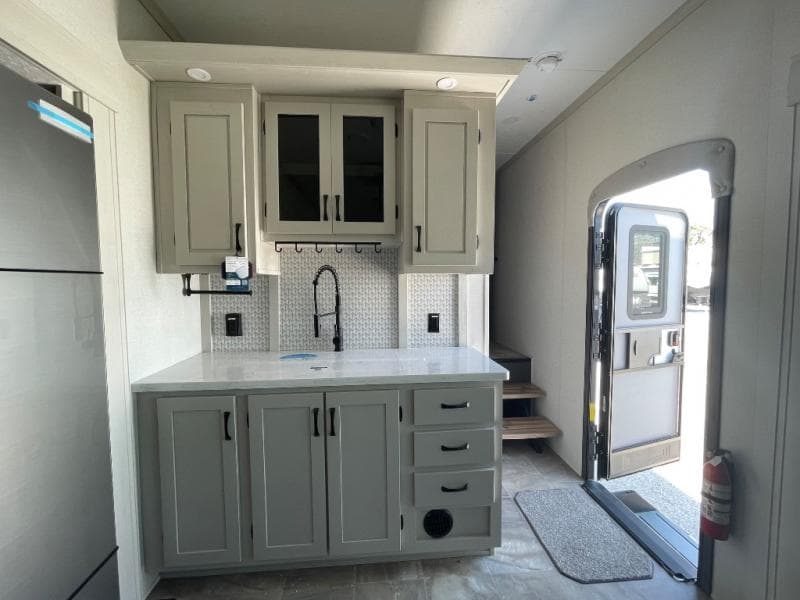 2025 Coachmen 2025 Coachmen Chaparral - thumbnail 10