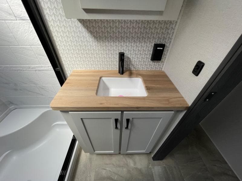 2025 Coachmen 2025 Coachmen Brookstone - thumbnail 39