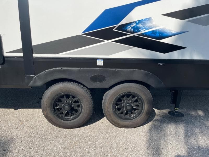 2024 Cherokee Arctic Wolf 2024 Cherokee Arctic Wolf ARCTIC WOLF - thumbnail 5