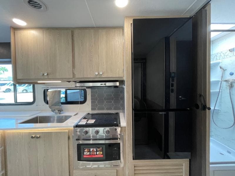 2026 Coachmen 2026 Coachmen Leprechaun - thumbnail 9