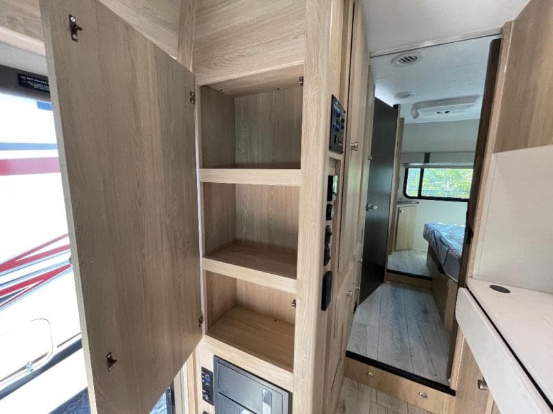 2026 Coachmen 2026 Coachmen Leprechaun - thumbnail 36