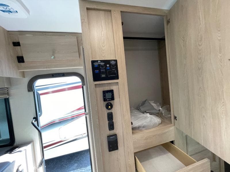 2026 Coachmen 2026 Coachmen Leprechaun - thumbnail 37