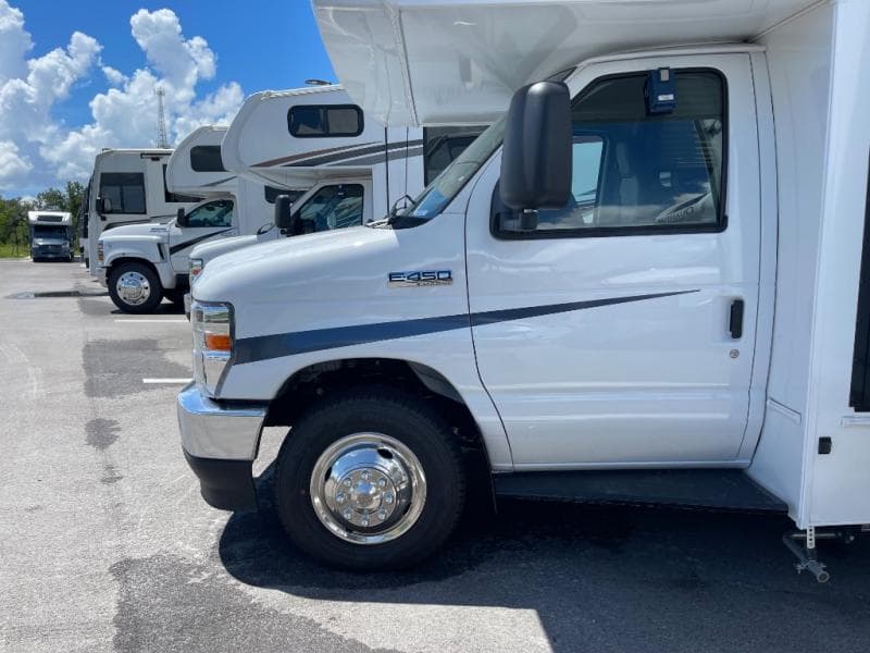 2026 Coachmen 2026 Coachmen Leprechaun - thumbnail 5