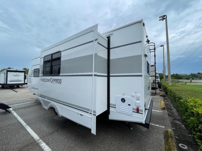2026 Coachmen 2026 Coachmen Freedom Express Ultra Lite - thumbnail 6