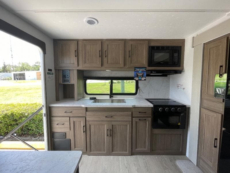 2026 Coachmen 2026 Coachmen Freedom Express Ultra Lite - thumbnail 9