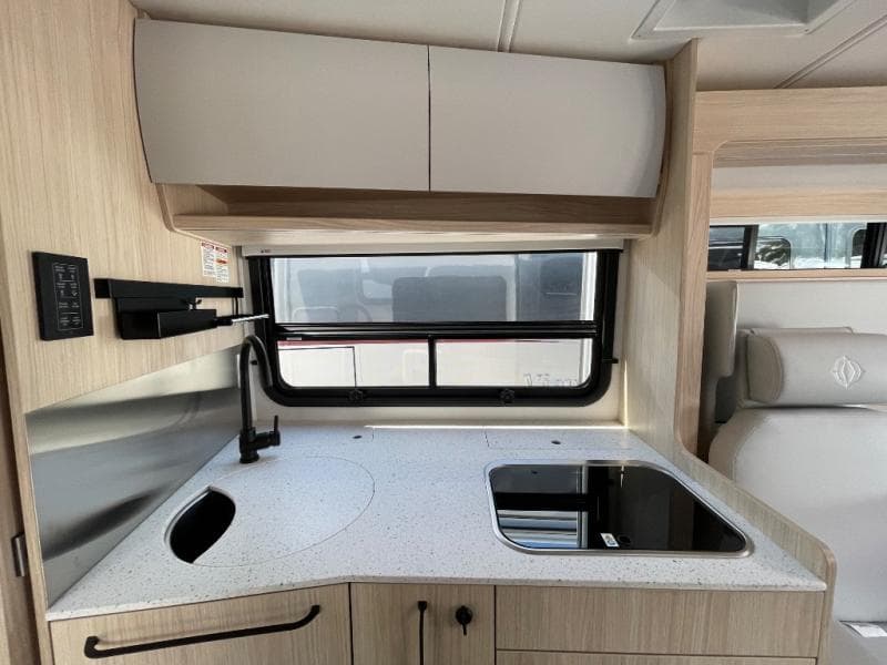 2025 Leisure Travel Vans 2025 Leisure Travel Vans Unity - thumbnail 12