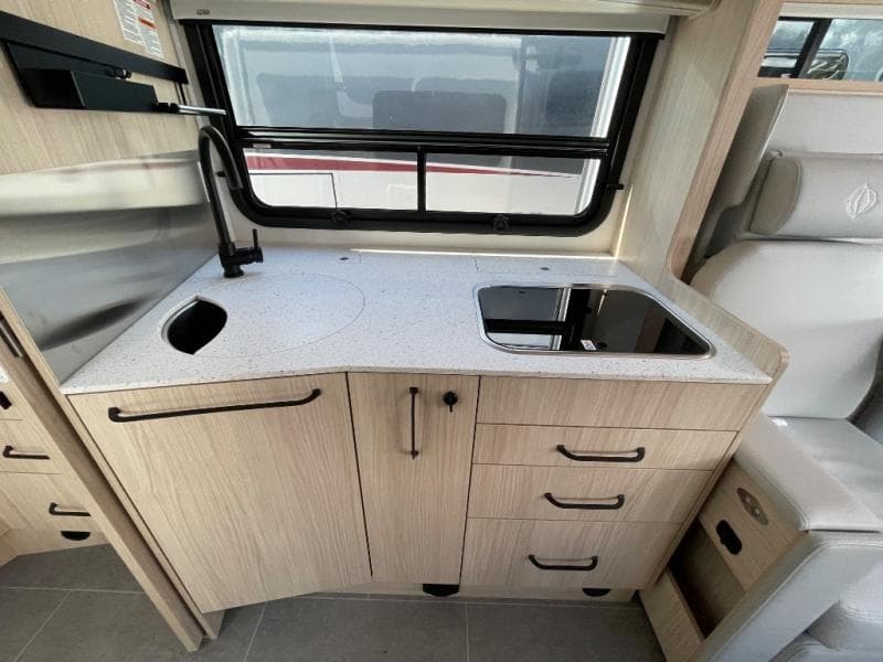 2025 Leisure Travel Vans 2025 Leisure Travel Vans Unity - thumbnail 13