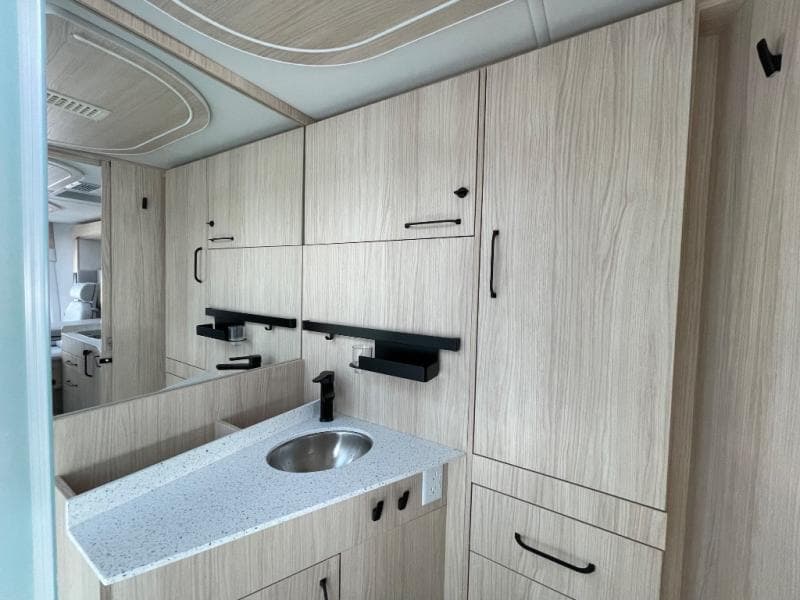 2025 Leisure Travel Vans 2025 Leisure Travel Vans Unity - thumbnail 17