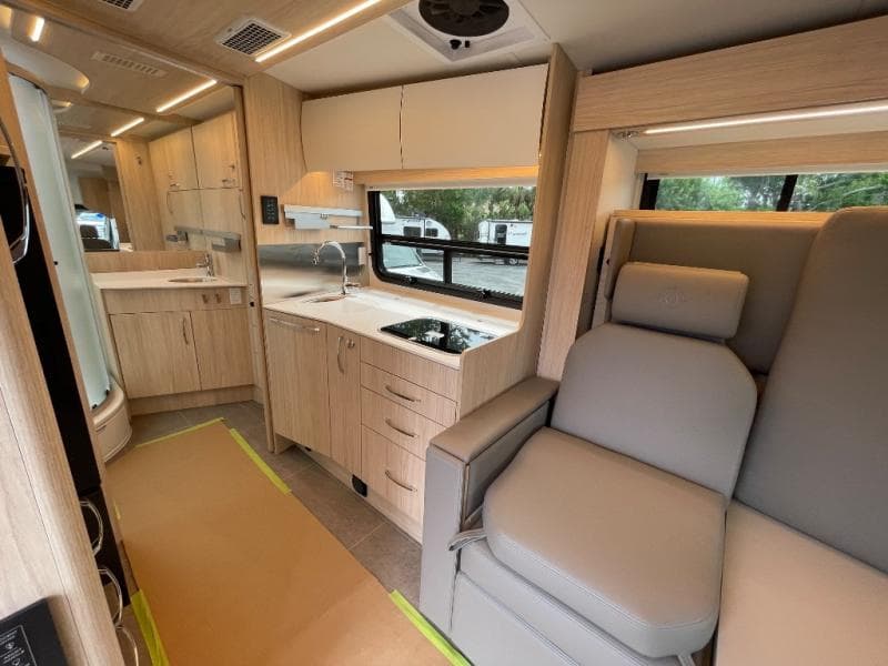 2025 Leisure Travel Vans 2025 Leisure Travel Vans Wonder - thumbnail 26