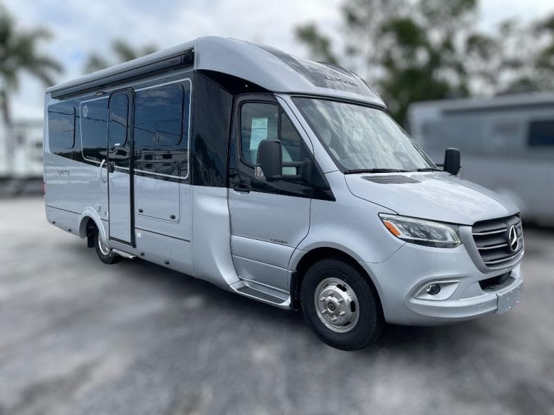 2025 Leisure Travel Vans Unity 24MBL
