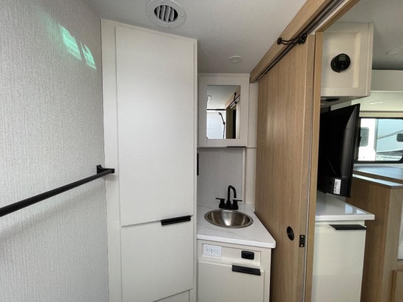 2026 Winnebago 2026 Winnebago Micro Minnie - thumbnail 17