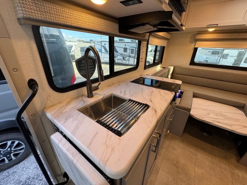 2026 Thor Motor Coach 2026 Thor Motor Coach Quantum - thumbnail 14