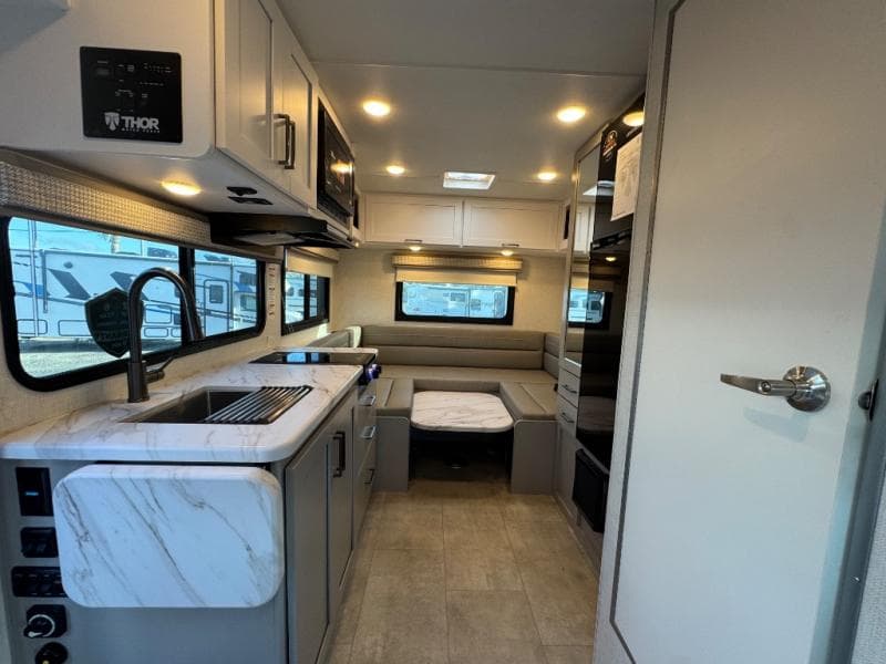 2026 Thor Motor Coach 2026 Thor Motor Coach Quantum - thumbnail 9