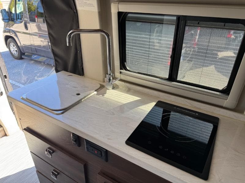 2022 Winnebago 2022 Winnebago Travato - thumbnail 10