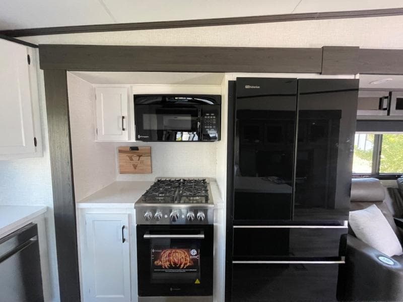 2026 Venture RV 2026 Venture RV SportTrek 5 Touring Edition - thumbnail 11