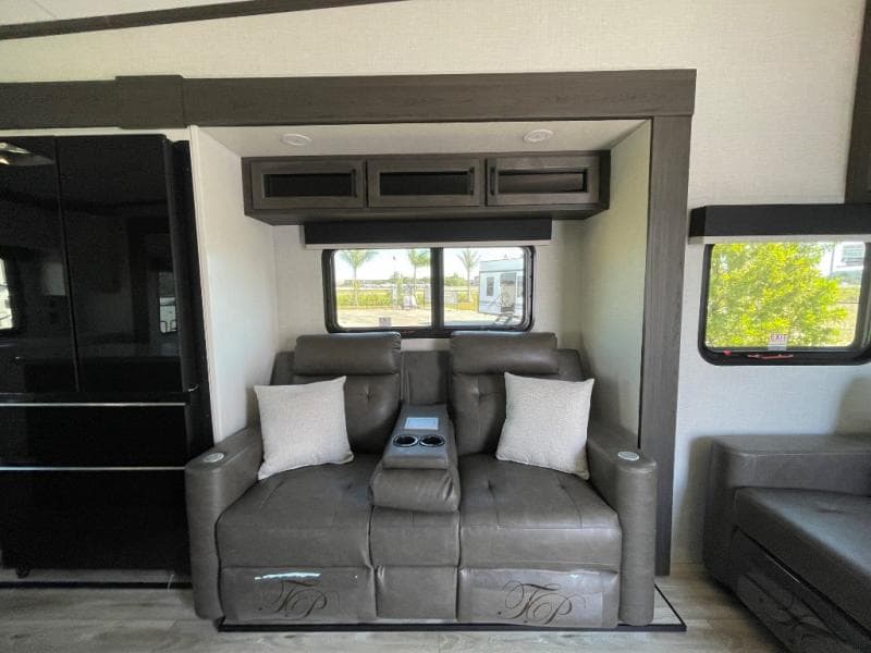 2026 Venture RV 2026 Venture RV SportTrek 5 Touring Edition - thumbnail 17