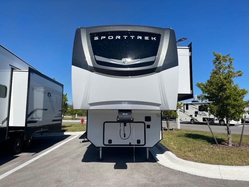 2026 Venture RV 2026 Venture RV SportTrek 5 Touring Edition - thumbnail 3