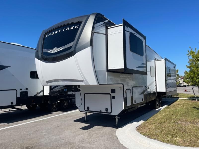 2026 Venture RV 2026 Venture RV SportTrek 5 Touring Edition - thumbnail 4