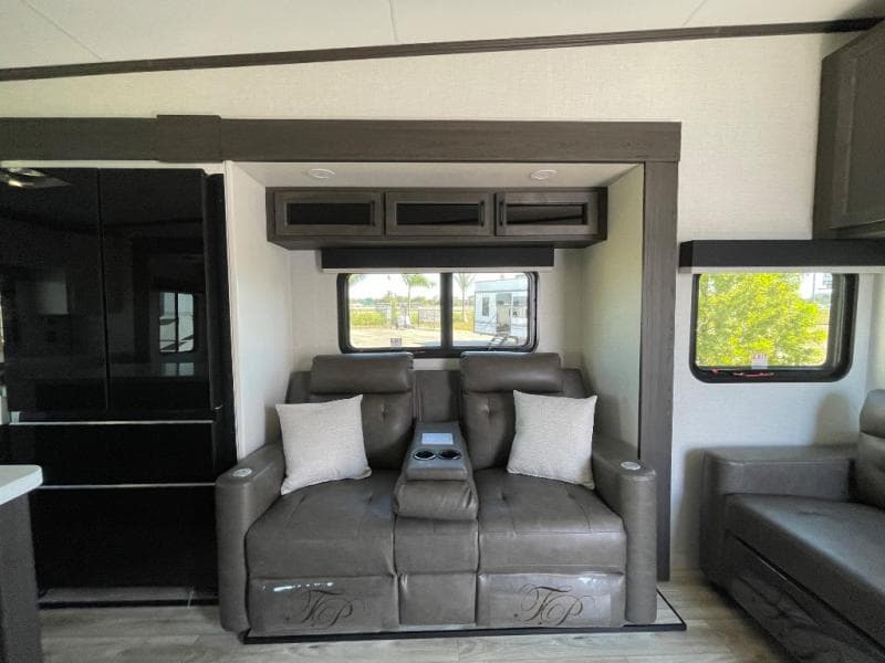 2026 Venture RV 2026 Venture RV SportTrek 5 Touring Edition - thumbnail 10