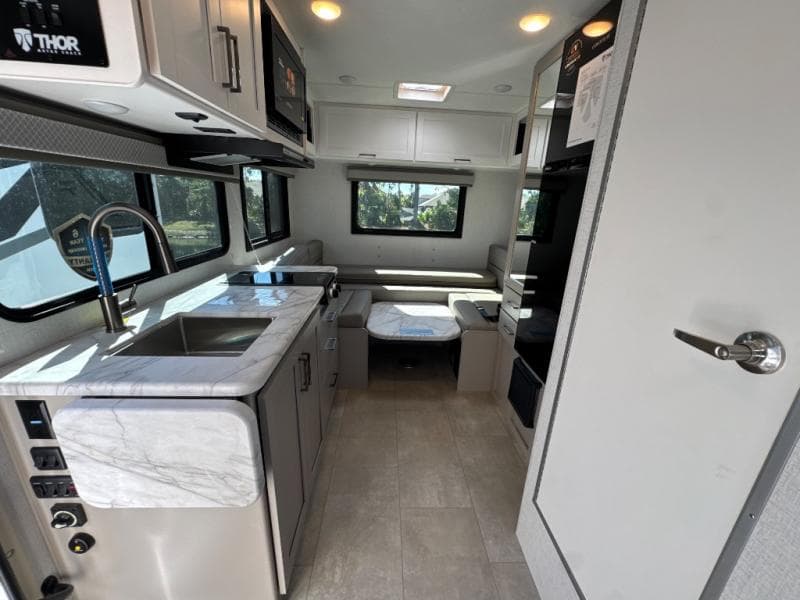 2026 Thor Motor Coach 2026 Thor Motor Coach Chateau - thumbnail 9