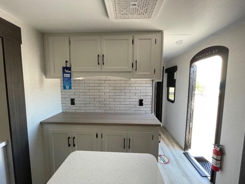 2026 Venture RV 2026 Venture RV SportTrek 5 Touring Edition - thumbnail 14