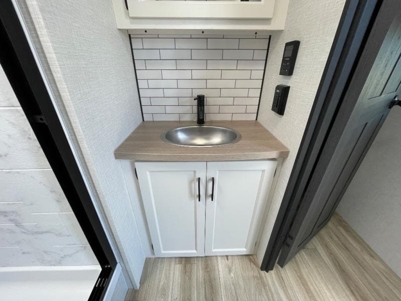 2026 Venture RV 2026 Venture RV SportTrek 5 Touring Edition - thumbnail 23