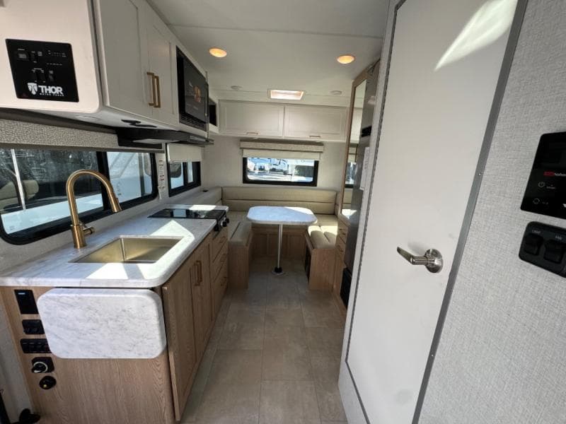 2026 Thor Motor Coach 2026 Thor Motor Coach Chateau - thumbnail 9