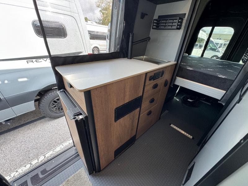 2026 Winnebago 2026 Winnebago Revel - thumbnail 12