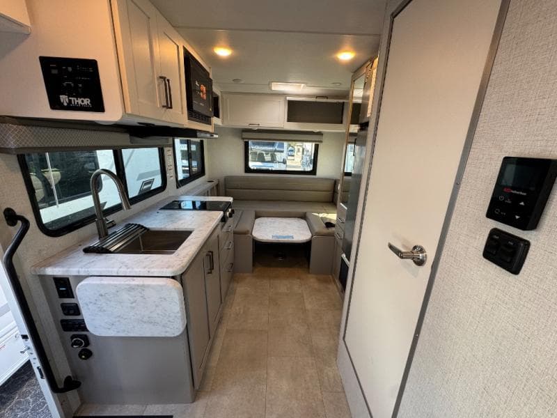 2026 Thor Motor Coach 2026 Thor Motor Coach Chateau - thumbnail 8