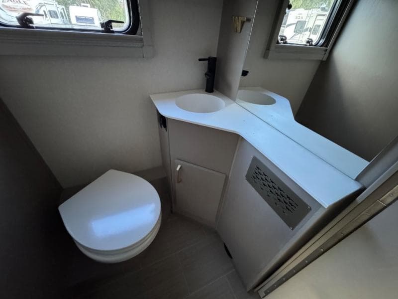 2026 Winnebago 2026 Winnebago Navion - thumbnail 14