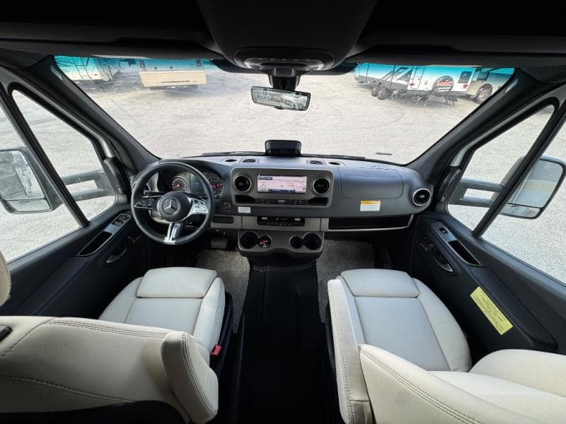 2026 Winnebago 2026 Winnebago Navion - thumbnail 18