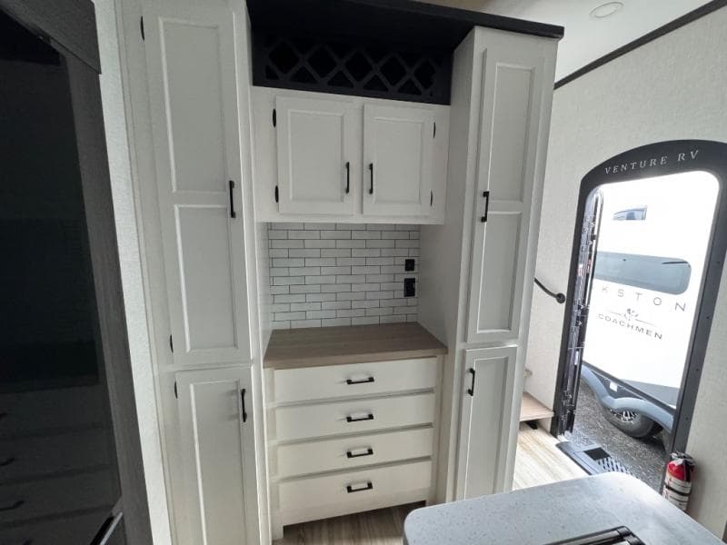 2026 Venture RV 2026 Venture RV SportTrek 5 Touring Edition - thumbnail 17