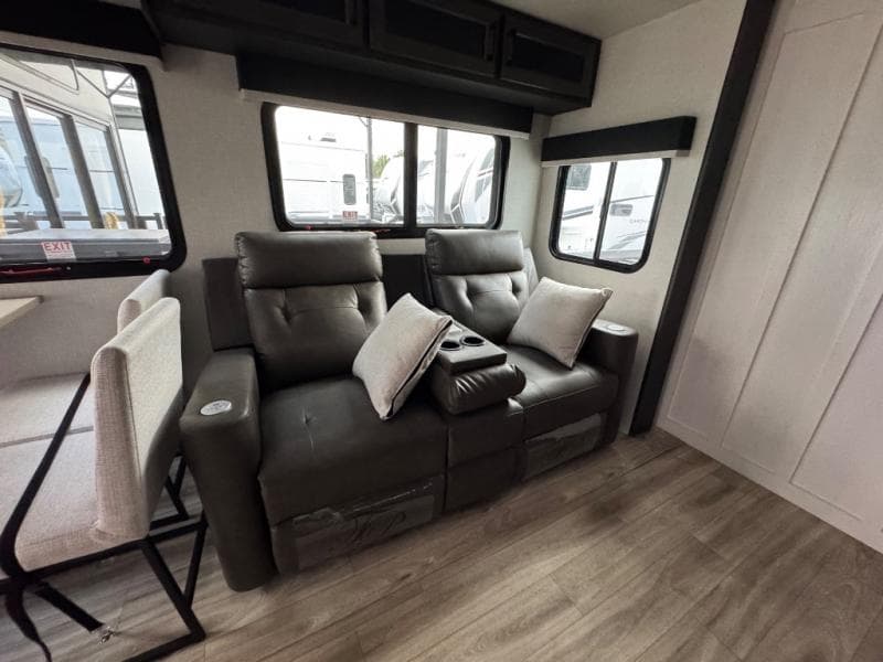 2026 Venture RV 2026 Venture RV SportTrek 5 Touring Edition - thumbnail 20