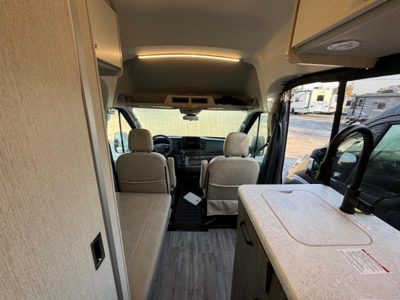 2026 Thor Motor Coach 2026 Thor Motor Coach Palladium - thumbnail 8