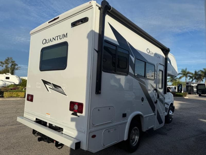 2026 Thor Motor Coach 2026 Thor Motor Coach Quantum - thumbnail 5