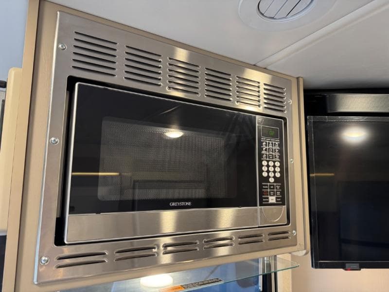 2026 Winnebago 2026 Winnebago Navion - thumbnail 16