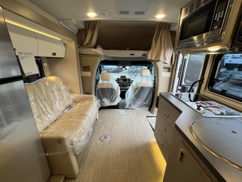 2026 Winnebago 2026 Winnebago Navion - thumbnail 9