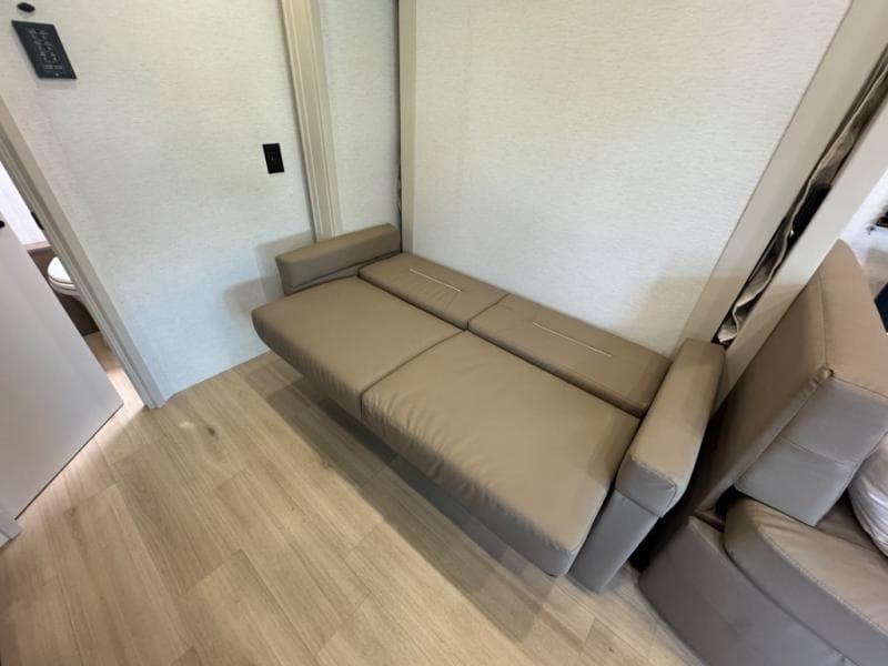 2027 Renegade 2027 Renegade Villagio - thumbnail 16